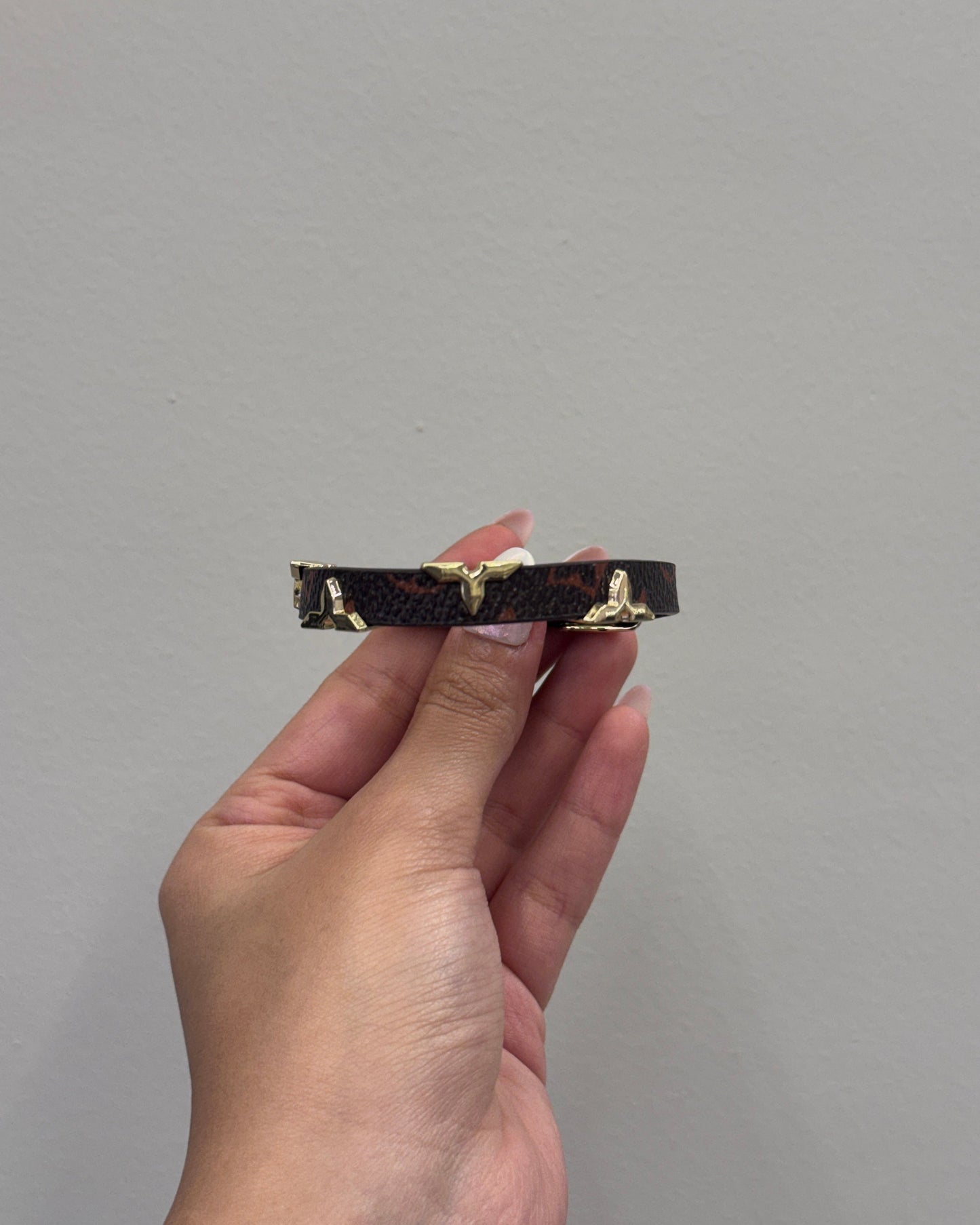 V Leather Bracelet202660